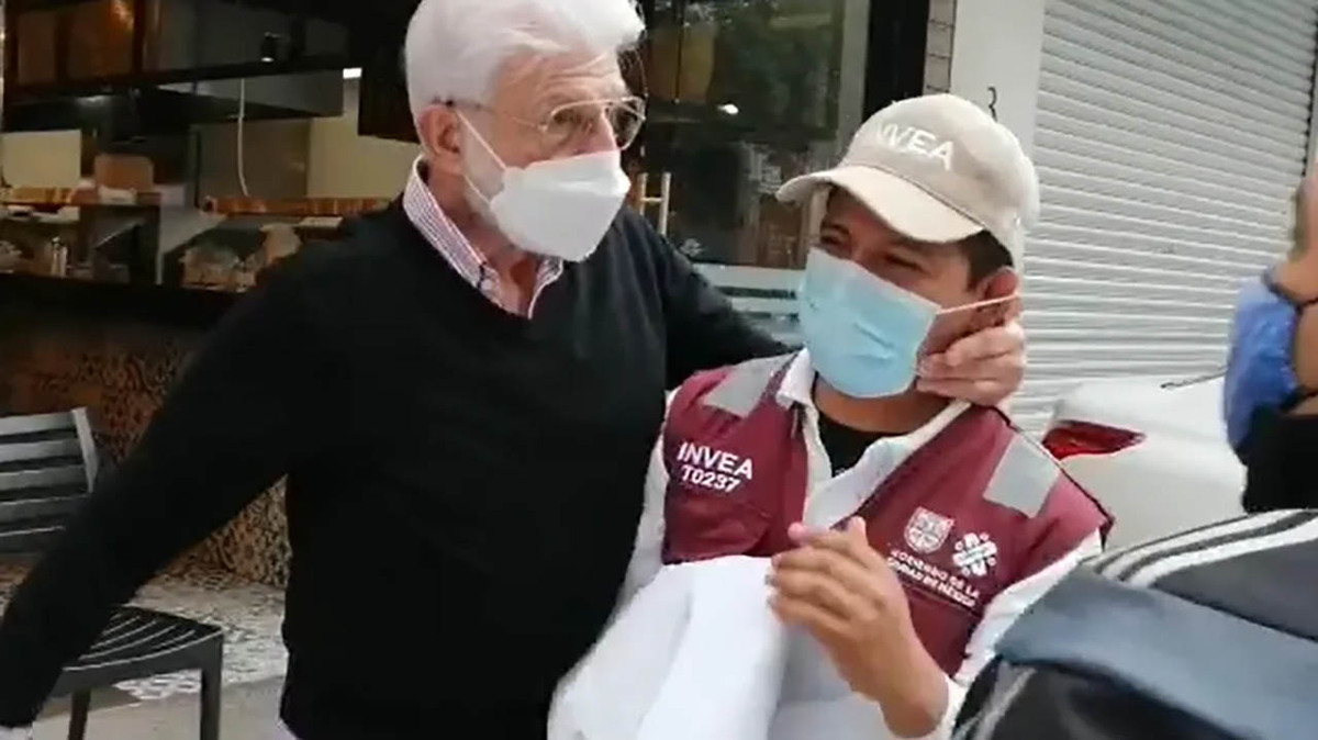 Dueño de taquería en CdMx amaga con cuchillo a trabajador del Invea