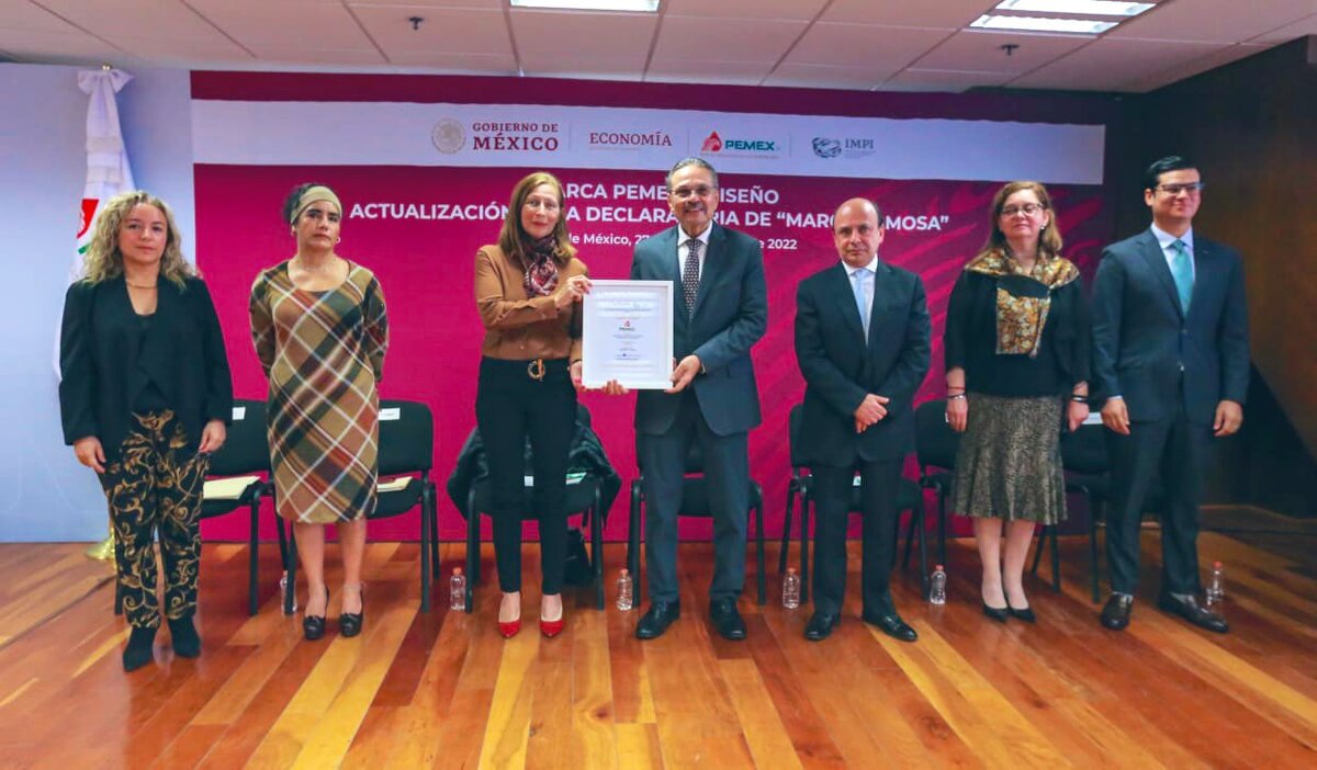 Entrega del certificado de actualización de la declaratoria de marca famosa a  Pemex . (Foto: Especial)