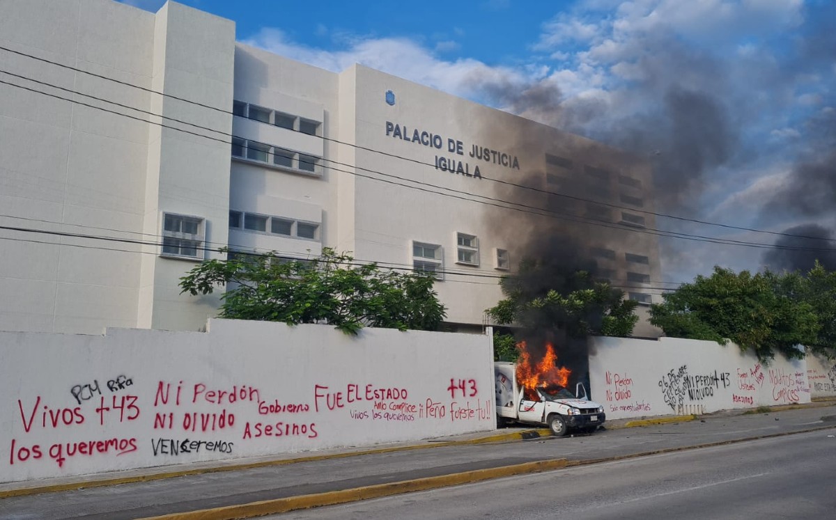 Los estudiantes lanzaron piedras, petardos y utilizaron dos camiones. | Rogelio Agustín