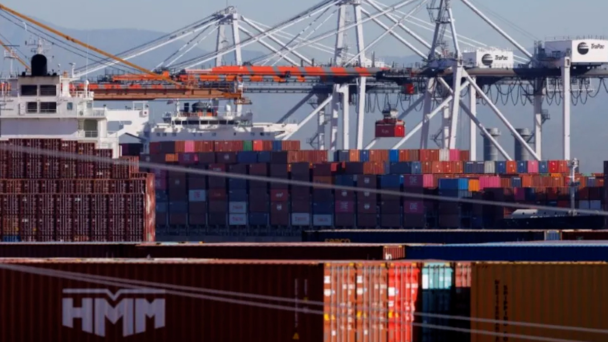 Exportaciones caen 0.86% mensual en agosto