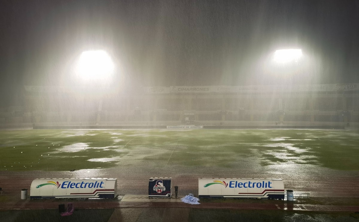 Las fuertes lluvias azotaron el Estadio Héroe de Nacozari de Hermosillo. | Foto: Twitter/@CimarronesFC
