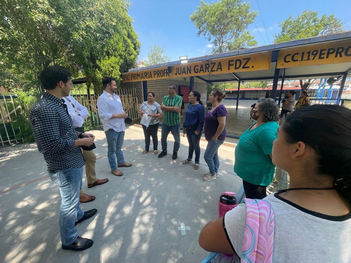 El legislador federal visitó dos planteles escolares. Foto: Especial