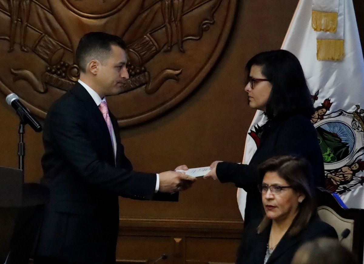Luis Donaldo Colosio entrega primer informe a Cabildo de Monterrey / Jorge López