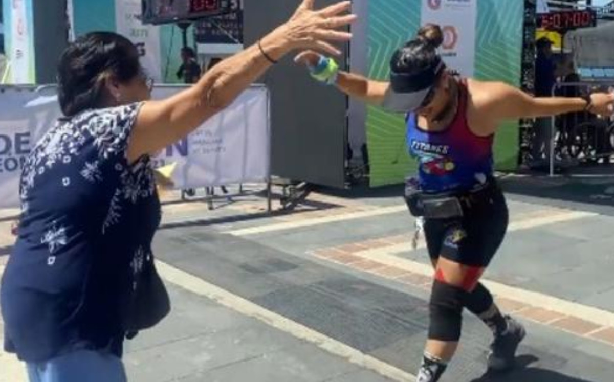 Madre espera a su hija, quien llegó al último, de maratón | ESPECIAL