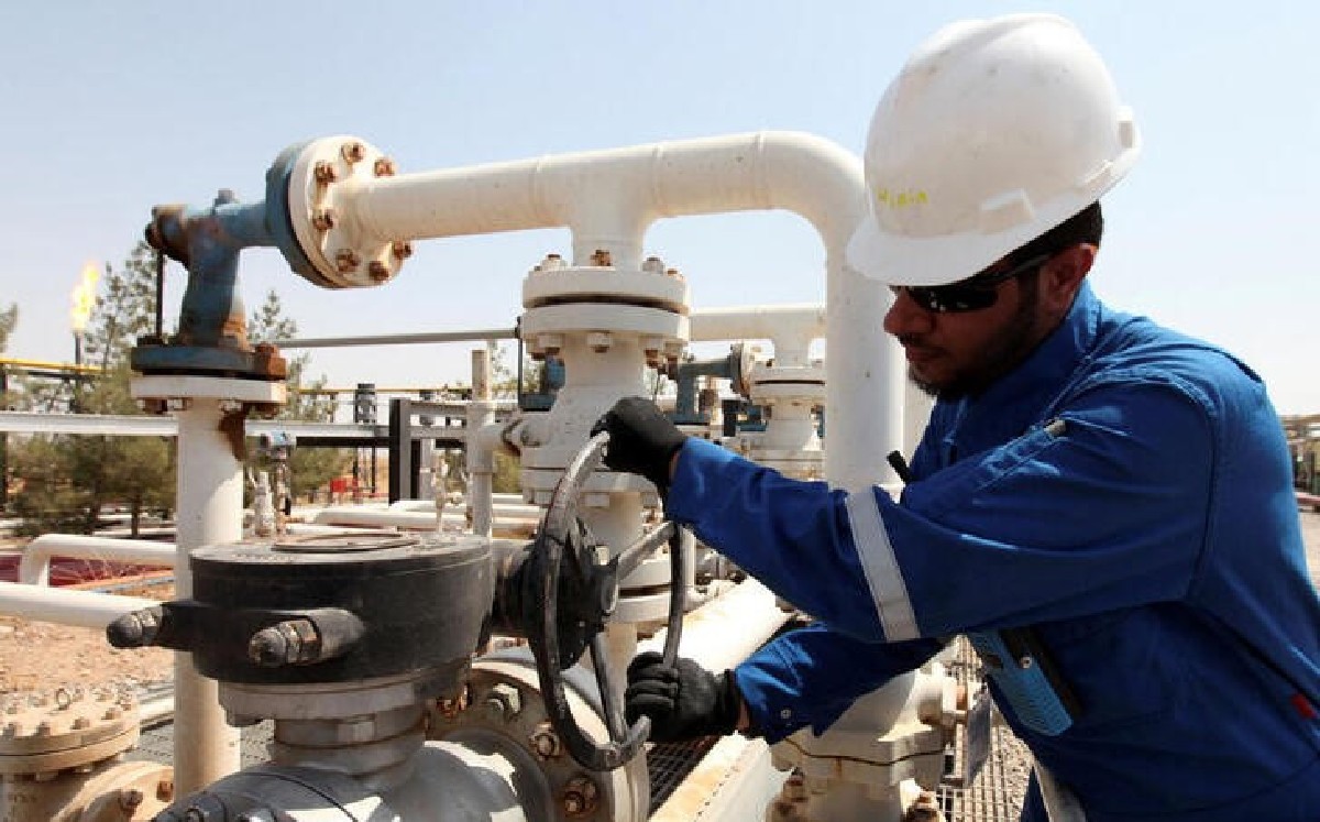 Operador ajustando válvula en oleoducto del yacimiento petrolero de Taq Taq en Erbil, Irak. Agosto 2014. Foto: (Reuters)