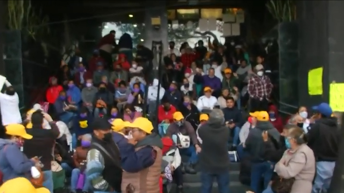 Protestan miembros de la ANUEE frente a la Comisión Federal de Electricidad