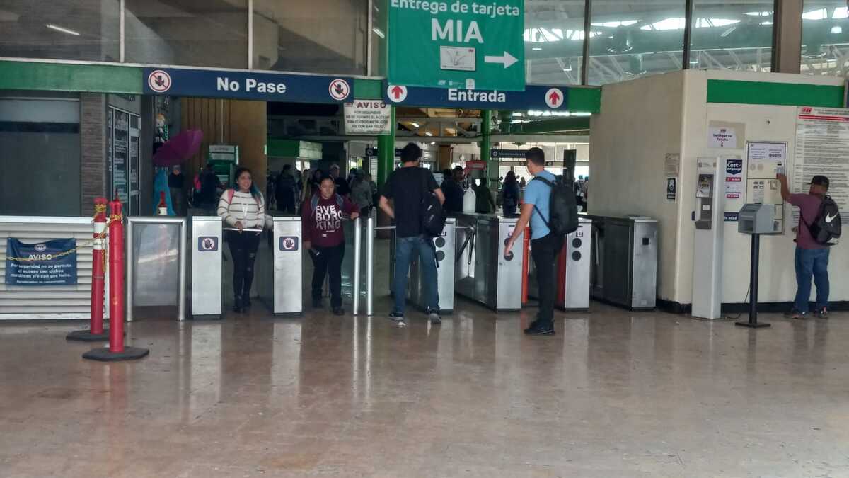 El retraso se debió a que en la estación Penitenciaria un tren presentó bloqueo. Foto: Sandra González