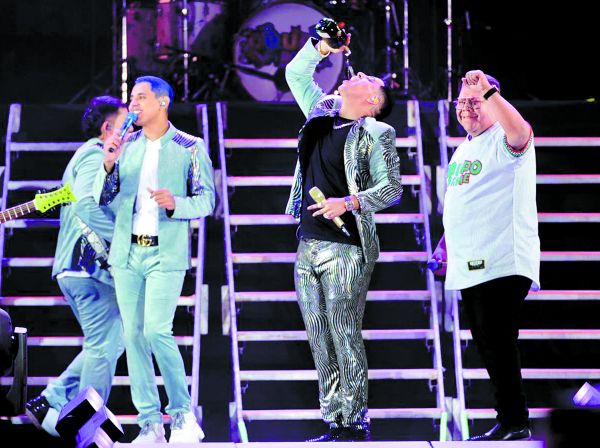 “Parte del show”, que cantantes tomen alcohol en el escenario, dice la mandataria. Ariel Ojeda