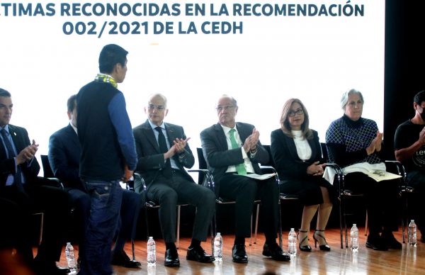 Venancio Santiago (de pie y de espalda), sobreviviente del ataque, rechazó las disculpas y relató que ha tenido que ser sometido a cirugías. ROBERTO A