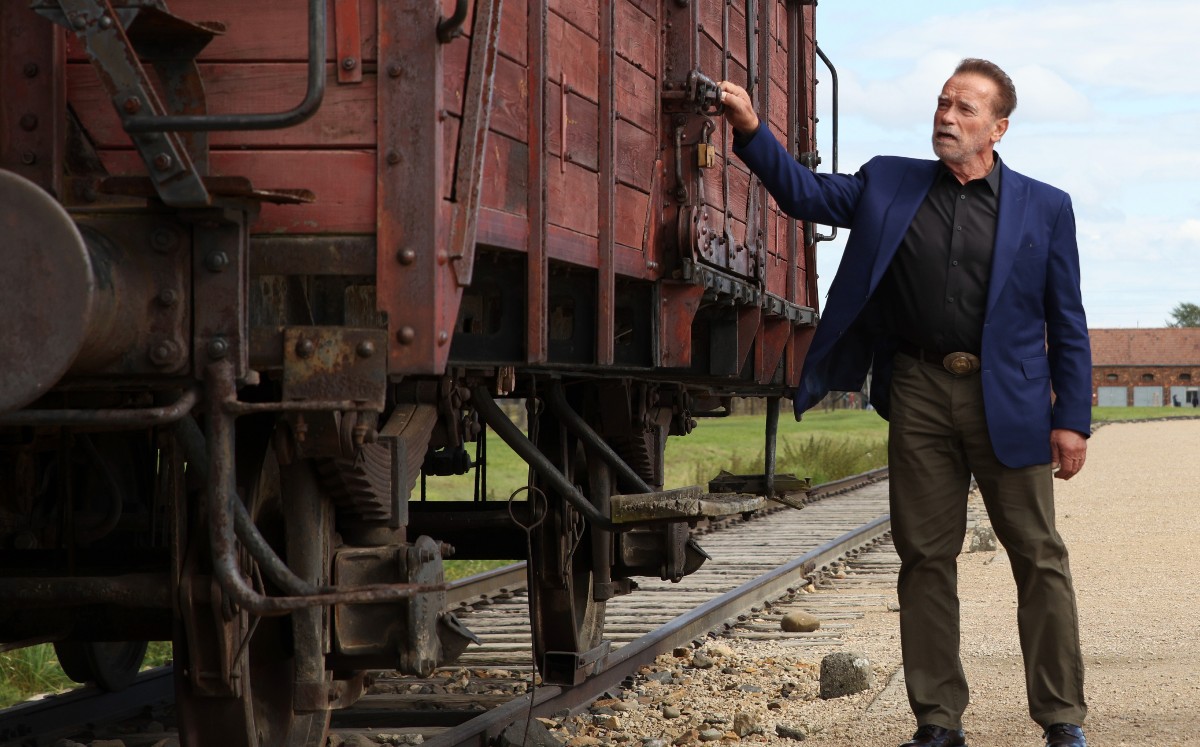 Arnold Schwarzenegger visita Auschwitz (AP).