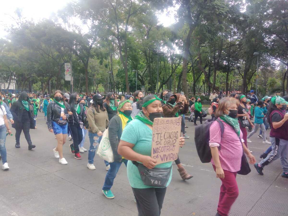 contingentes avanzan por avenida Juárez en marcha por aborto