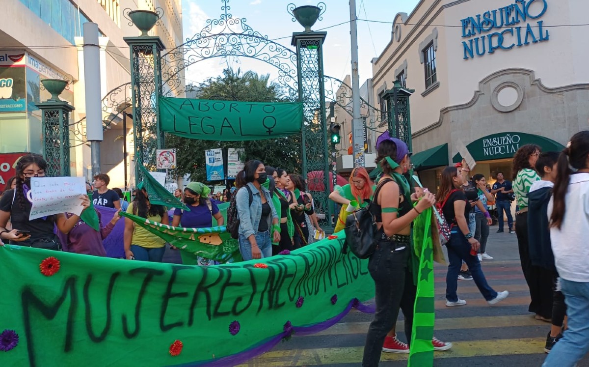 https://cdn.mihttps://cdn.milenio.com/uploads/media/2022/09/28/contingentes-avanzan-calles-centro-monterrey.jpglenio.com/uploads/media/2022/09/28/inician-manifestacion-monterrey-favor-aborto.jpg