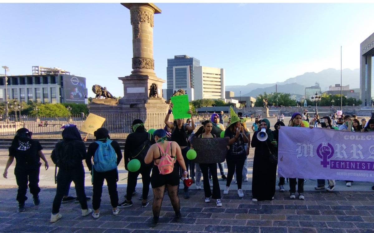 https://cdn.milenio.com/uploads/media/2022/09/28/mujeres-manifiestan-favor-aborto-explanada.jpg