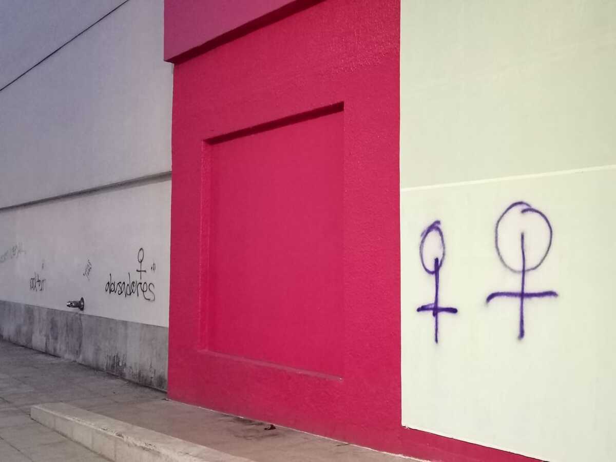 https://cdn.milenio.com/uploads/media/2022/09/28/paredes-grafiteadas-marcha-leon-foto.jpeg