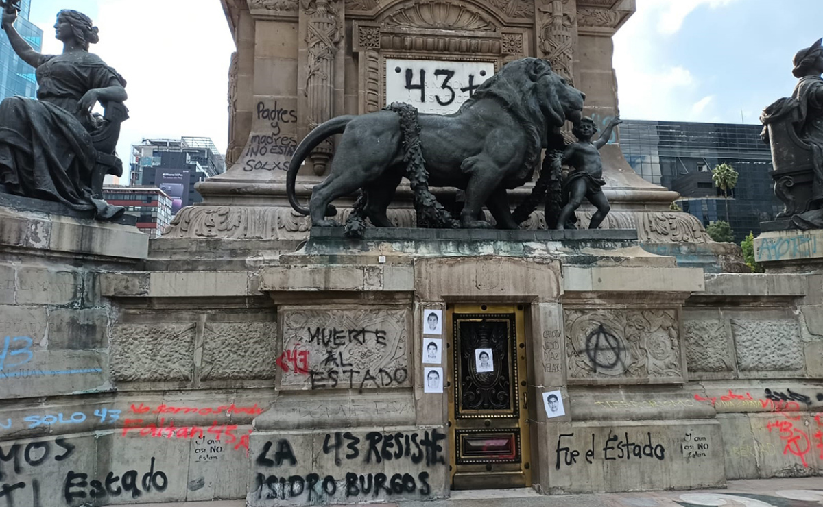 Pintas realizadas el pasado 26 de septiembre durante la marcha realizada a ocho años de la desaparición de los 43 normalistas de Ayotzinapa. (Foto: Es