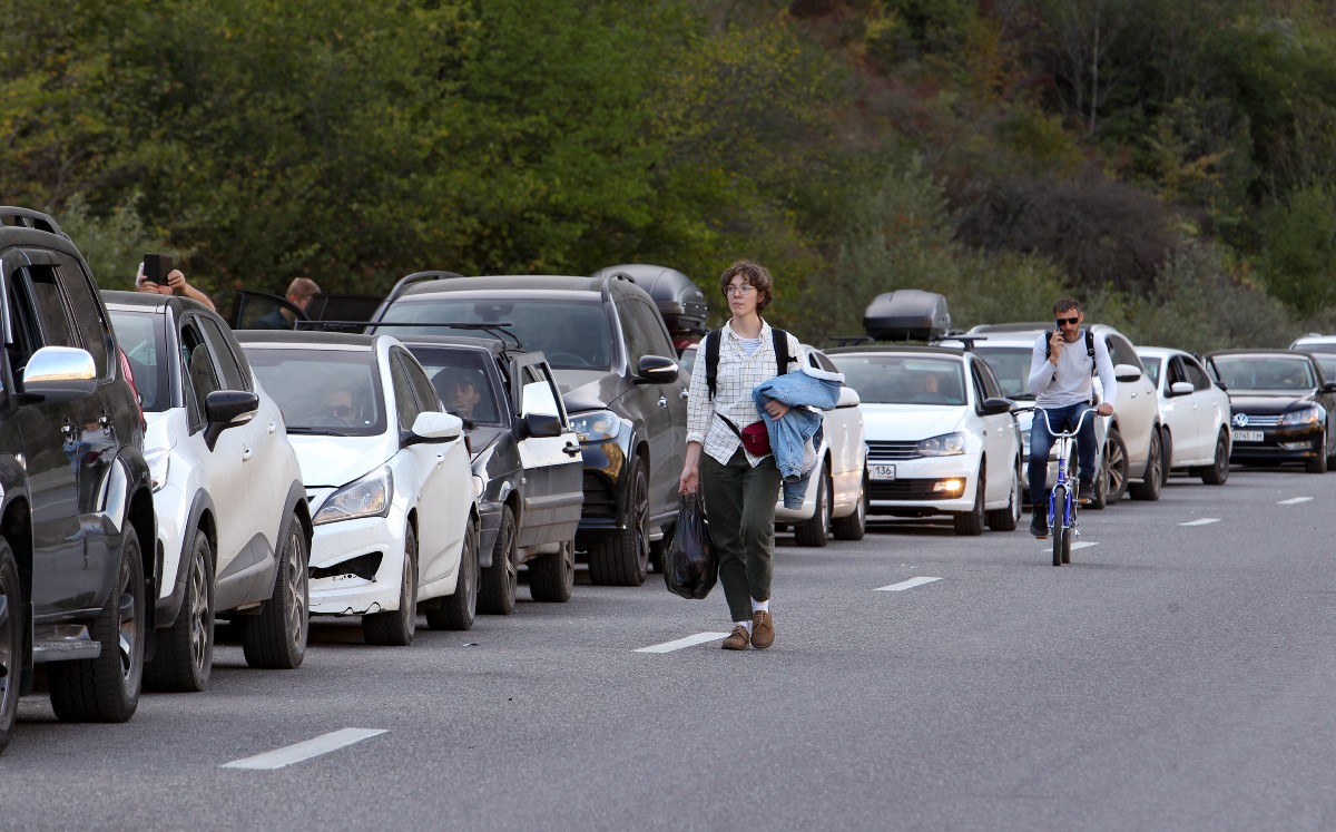 Los rusos han cruzado en automóvil, bicicleta y a pie. También hay largas filas en la frontera con Kazajistán. | AP