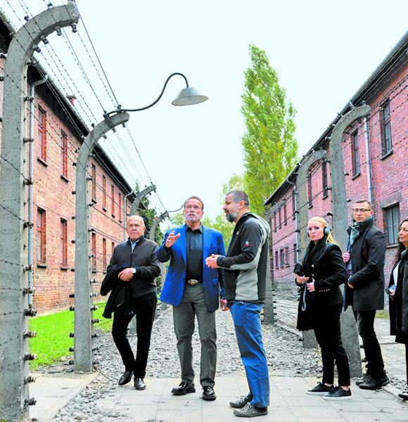 El actor en el antiguo campo de concentración nazi. EFE