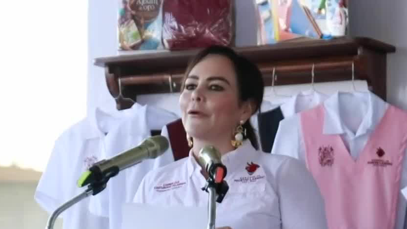 Carmen Lilia Canturosas entrega uniformes y mochilas