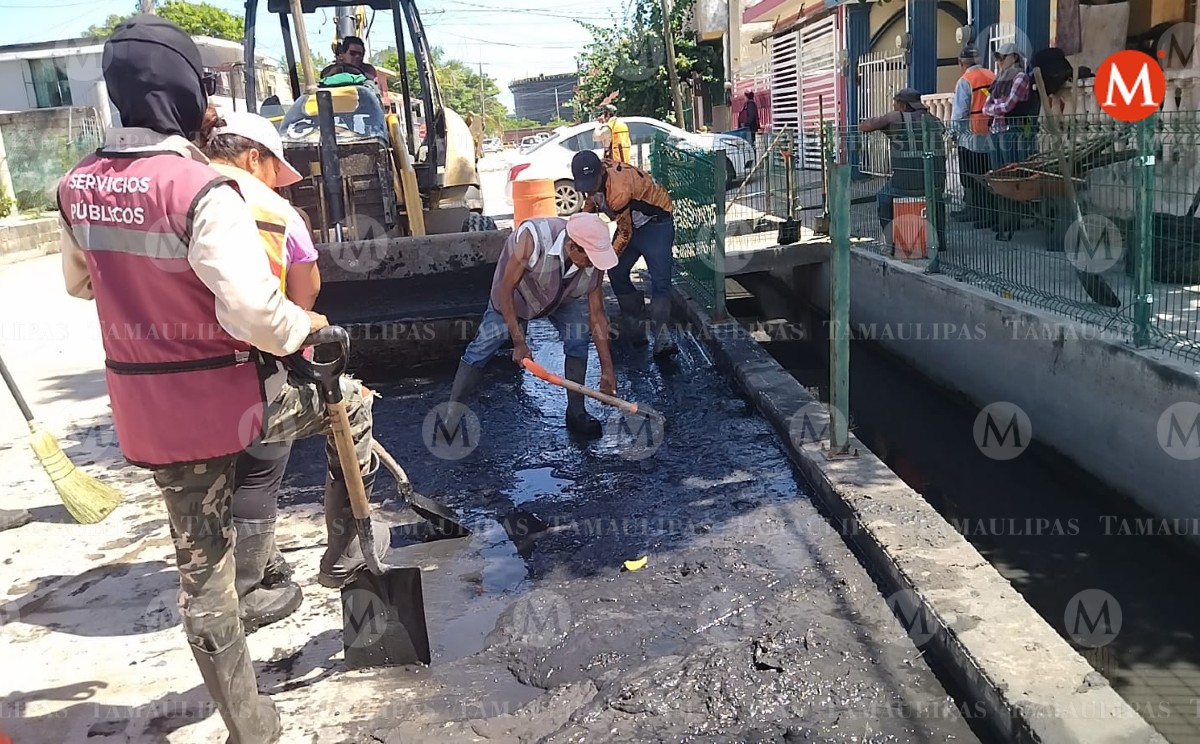 Emprenden jornada emergente contra inundación en colonia de Madero