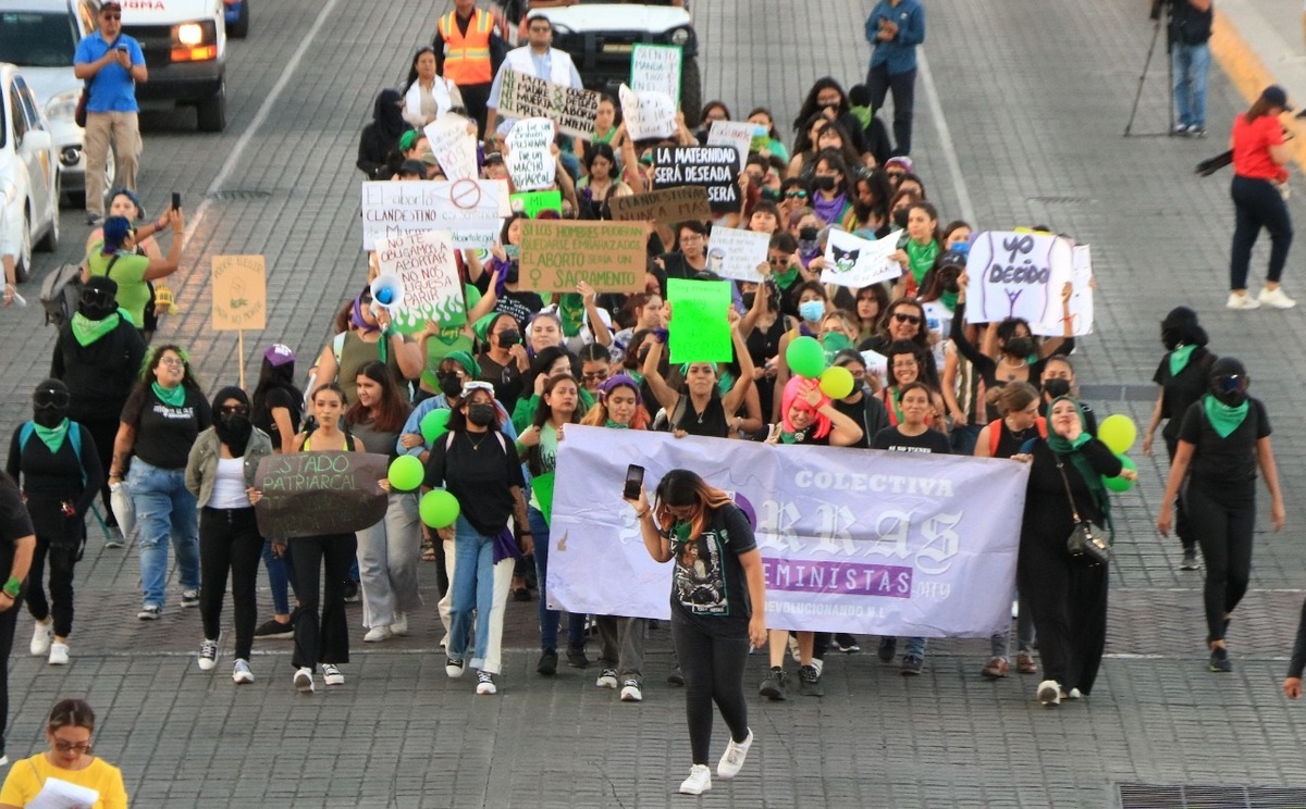 Las mujeres se dividieron en dos contingentes para marchar y expresar su exigencia a las autoridades / Raúl Palacios