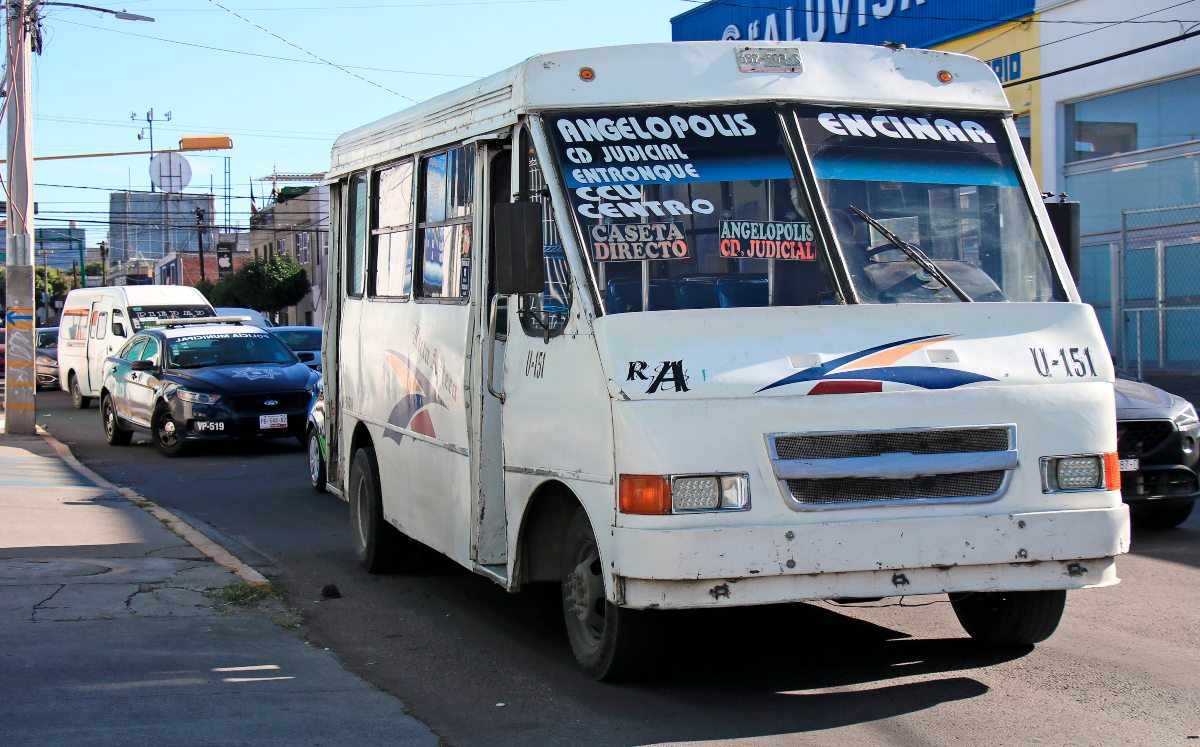 Pasajeros de la 'Ruta Azteca' golpean a sujeto armado | Agencia Enfoque