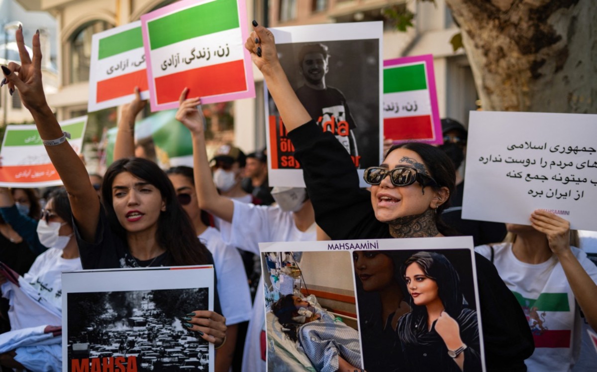 Los talibanes requisaron las pancartas y las rompieron frente a ellas. (AFP)