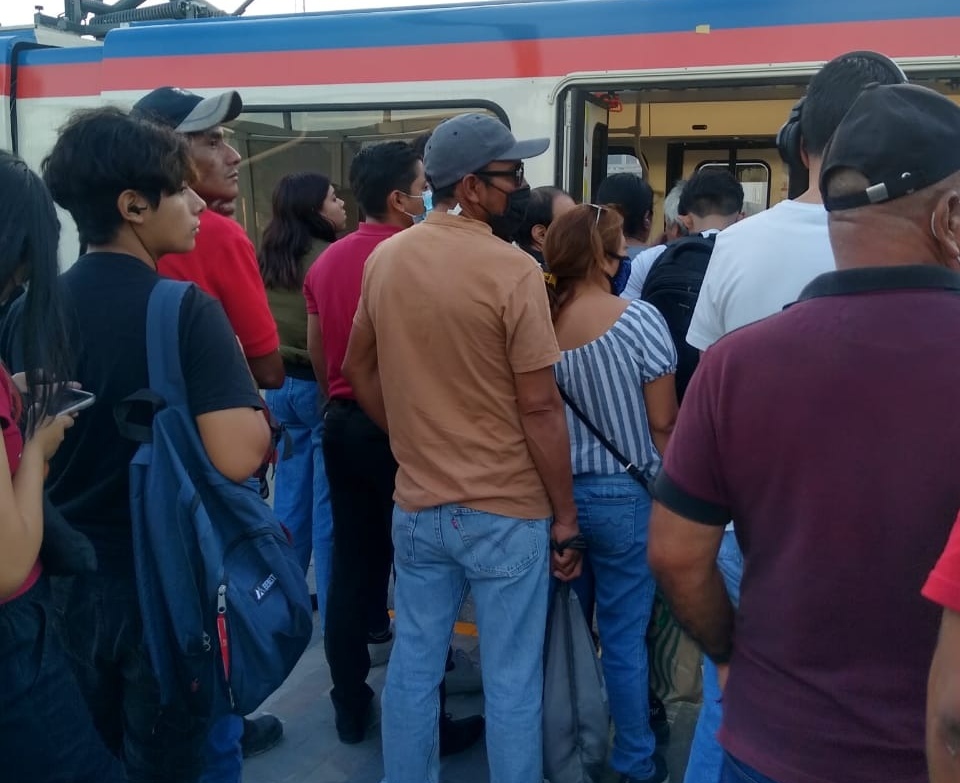 Usuarios en esperqa de vagones en estación Mitras. Foto: Especial