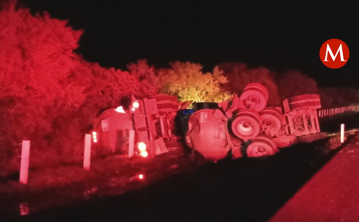 Volcadura de un tractocamión cisterna de doble remolque en carretera Tampico - Monterrey