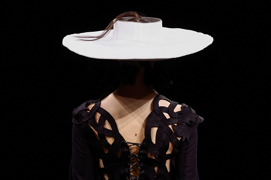 El diseñador Yohji Yamamoto presentó su colección primavera-verano 2023 en la Fashion Week de París. | Reuters