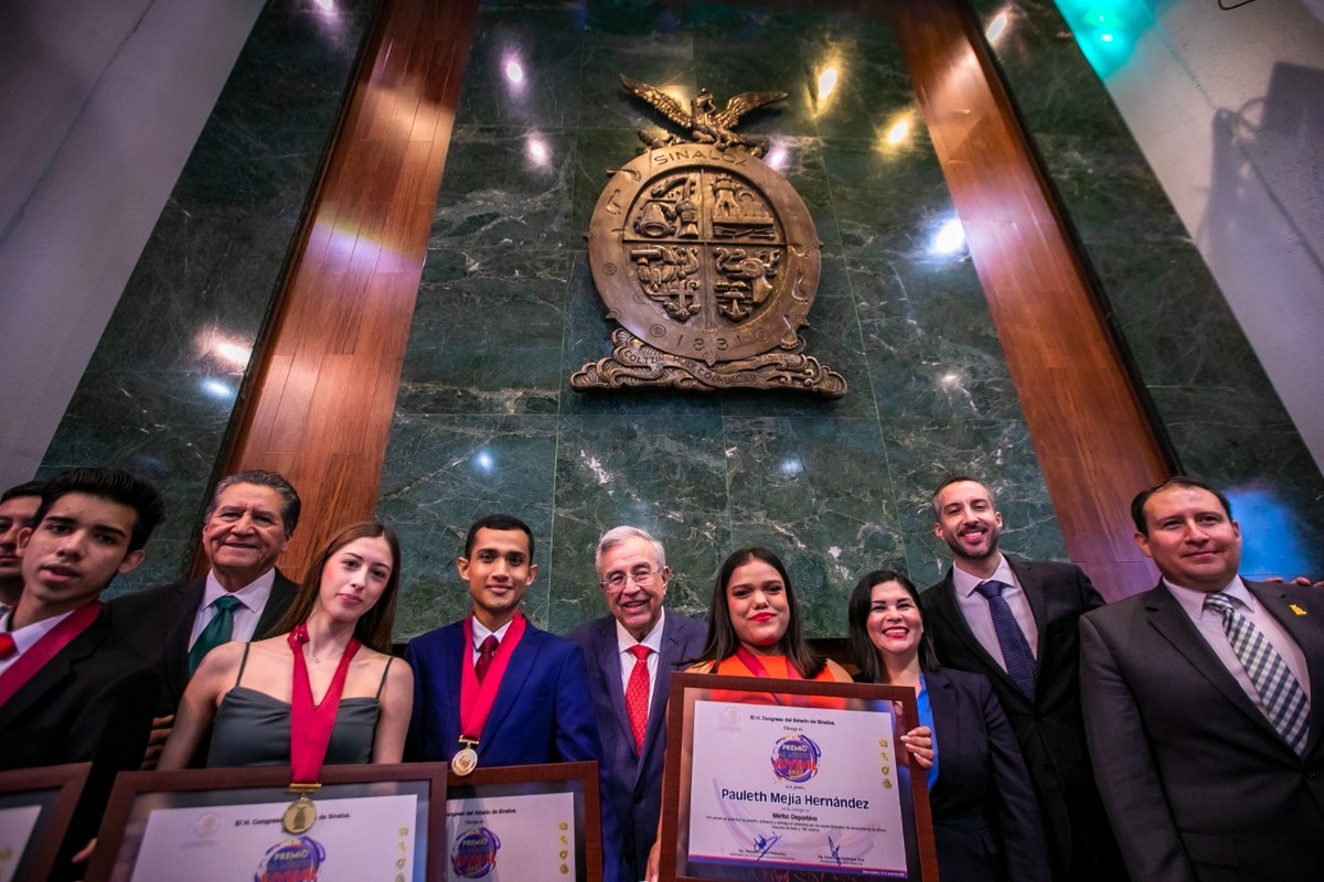 El gobernador junto con los jóvenes ganadores del merito. (Especial)