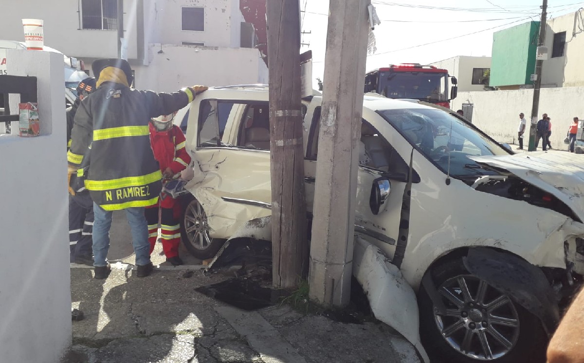 Hombre choca camioneta que probaba antes de comprarla. (Anahy Meza)