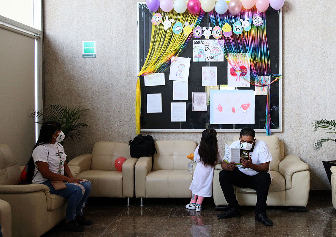 Originarios de Durango, platican que su niña fue diagnosticada con problemas de riñón. (Martín Piña)