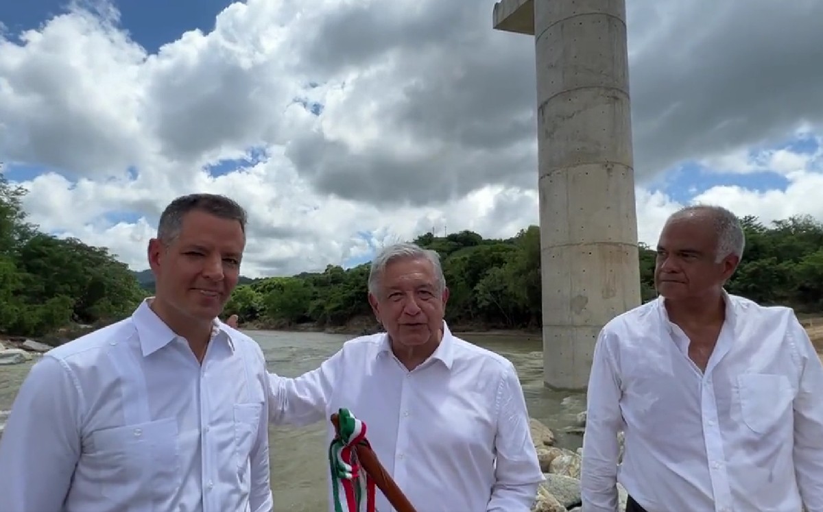 El presidente López Obrador se reunió con el gobernador Alejandro Murat. (Captura)