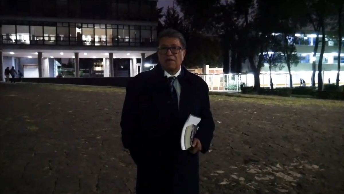 Ricardo Monreal saliendo de su cátedra de la Maestría en Derecho en la UNAM | Twitter @RicardoMonrealA