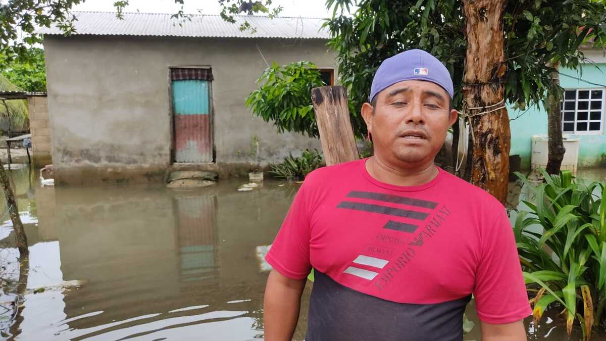 Isaías y su familia acampan en las calles tras la lluvia. (Especial)