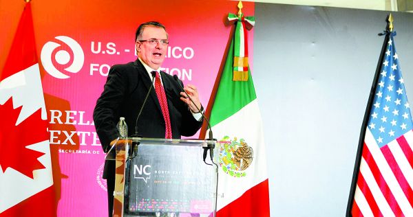 Marcelo Ebrard participó en el North Capital Forum 2022; a la derecha, la resolución del tribunal estadunidense. Especial