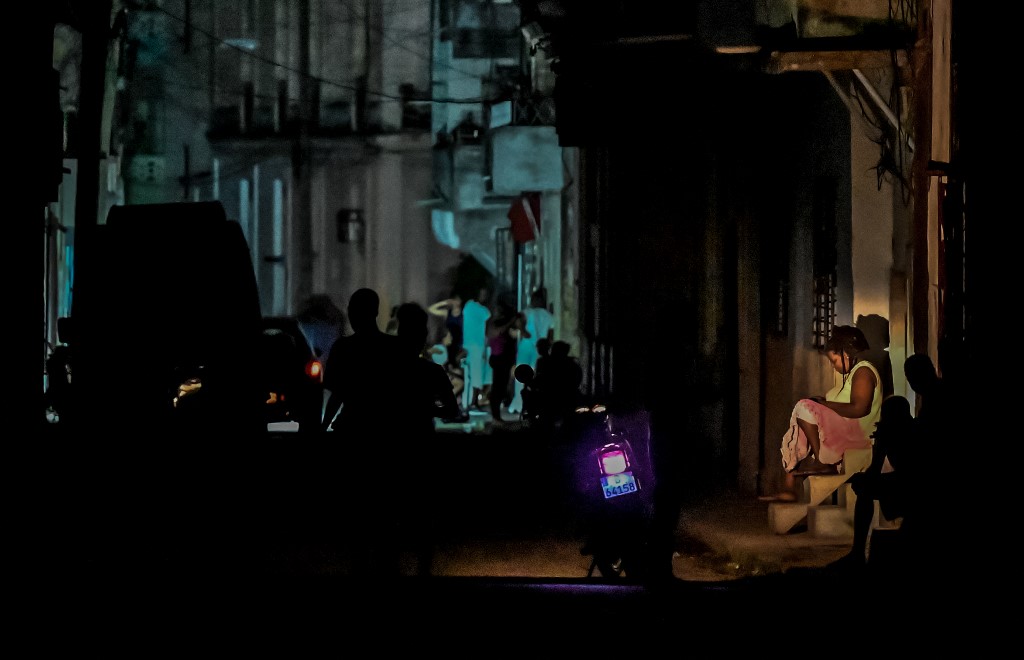 Tras protestas, Cuba restablece servicio de luz | AFP