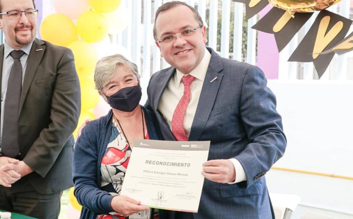 "Fue reconocido el personal docente por más de 30 años de trayectoria" | Especial.