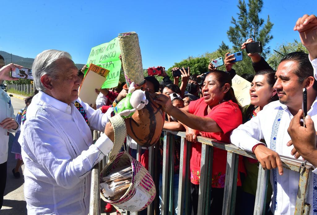 AMLO recibe muñeco del Dr. Simi en Mitla, Oaxaca | Gaspar Vela