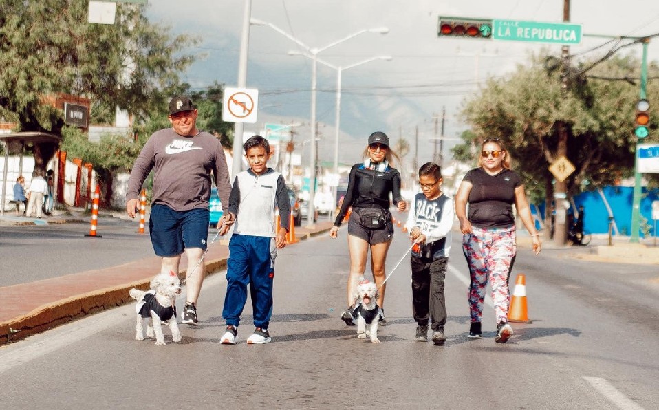 Desde las 06:00 y hasta las 11:00, los paseantes hicieron suyo el carril norte de esa avenida. Foto: Especial