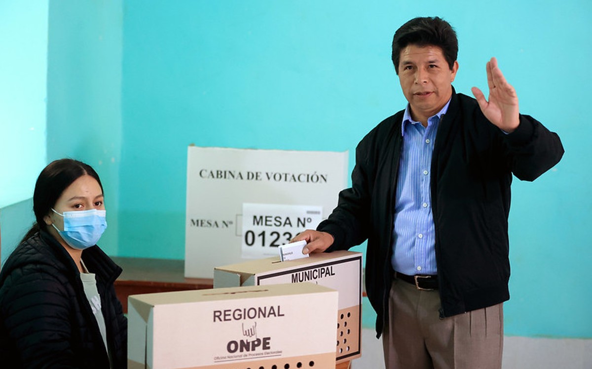 Pedro Castillo, presidente de Perú acudió a votar. | Twitter