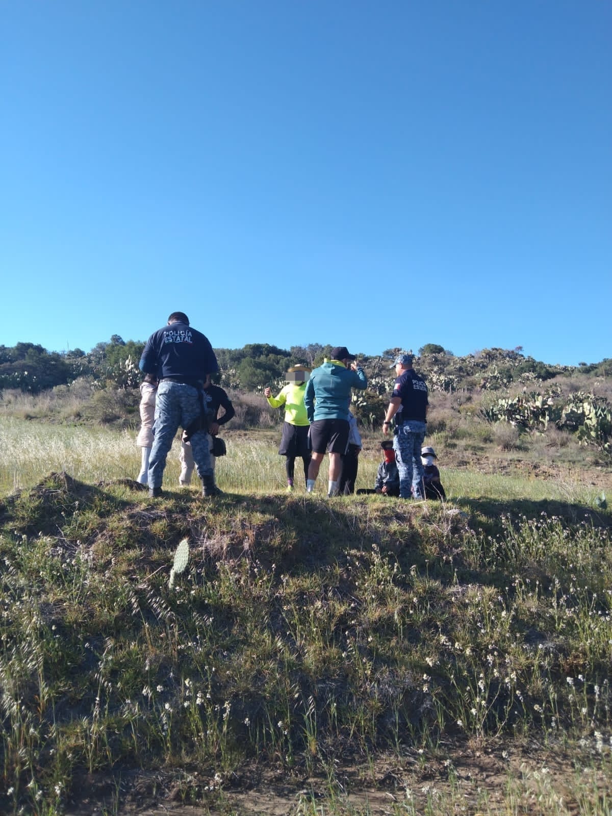 Las personas fueron ubicadas y acompañadas hasta la base del cerro (Cortesía)