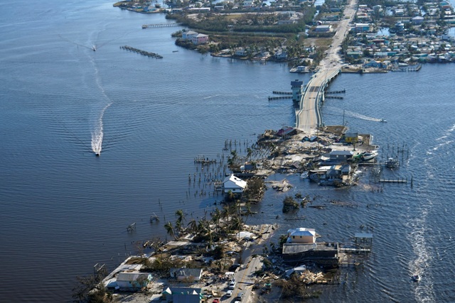 El puente que lleva de Fort Myers a Pine Island, Florida, quedó dañado tras el huracán | AP