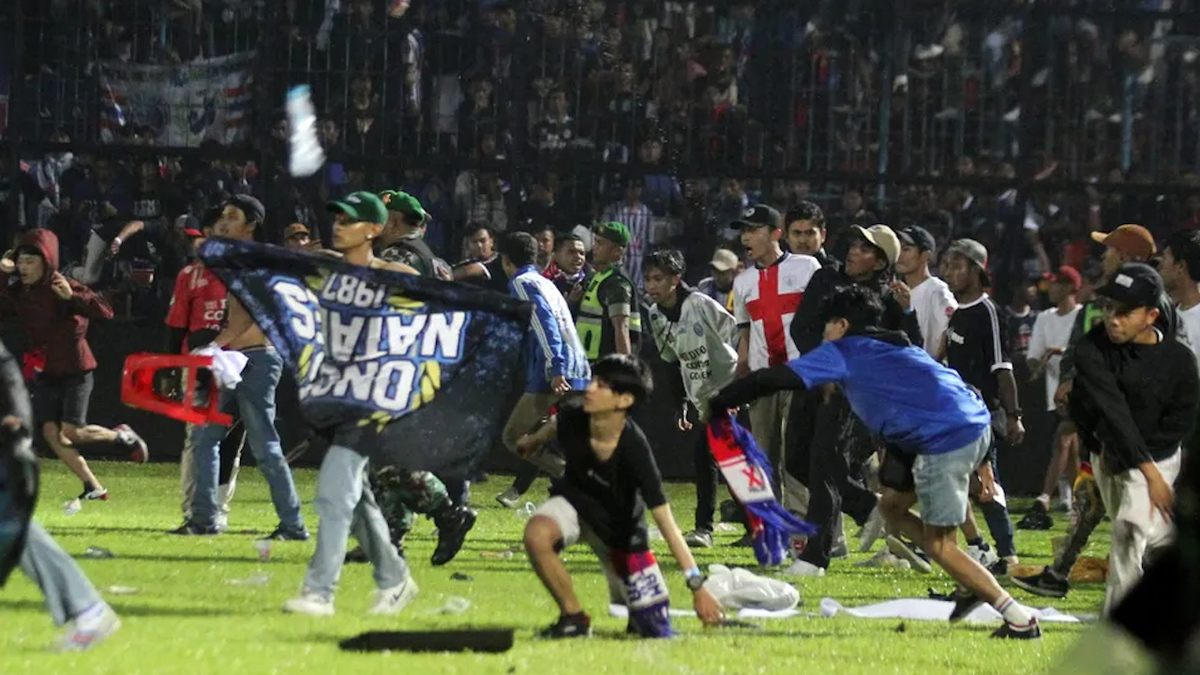 Autoridades de Indonesia bajan a 125 la cifra de muertos tras disturbios en partido de futbol