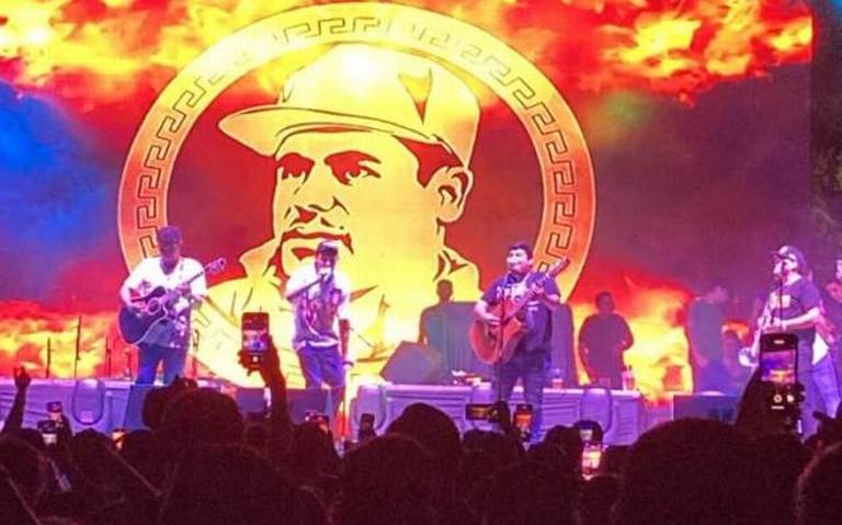 El cantante cerró su presentación con la proyección de Joaquín Guzmán Loera. (Especial)