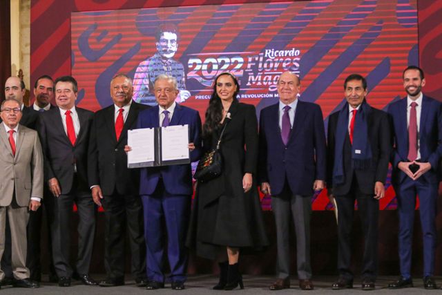 El acuerdo fue firmado en la conferencia de prensa del Presidente.