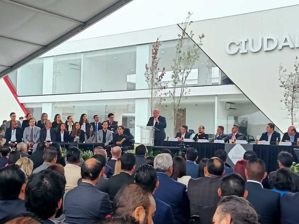 Enrique Alfaro les tomó protesta a las y los 23 conciliadores distribuidos en el estado en arranque de nueva sede de Ciudad Laboral