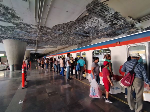 En la estación Alameda se derribó la losa para evitar que los usuarios salieran lastimados. L. Rocha