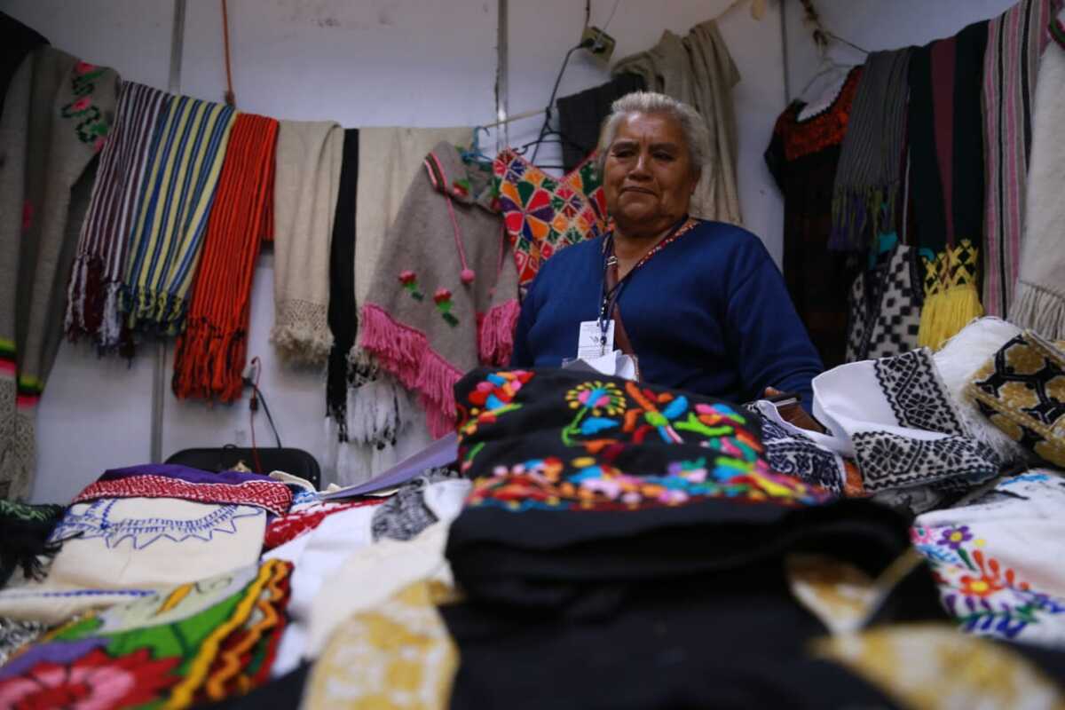 Joaquina comenta que gracias a los bordados pudo sacar adelante a sus hijos (Jorge Sánchez)