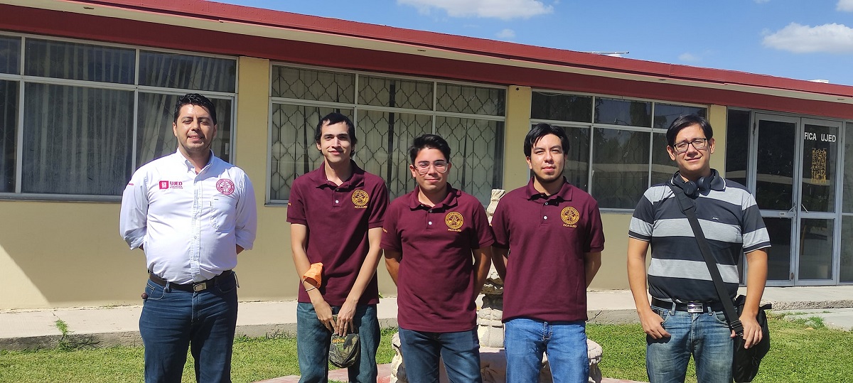José Armando Sáenz Esqueda y Fabián Gallegos Gutiérrez, junto con los alumnos Arath Imanol Martínez, Leonardo Lozano Isais y Alonso Hernández Ponce. (